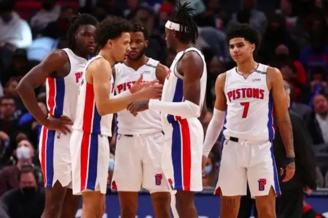 老将关键铲断救险，成全场转折点