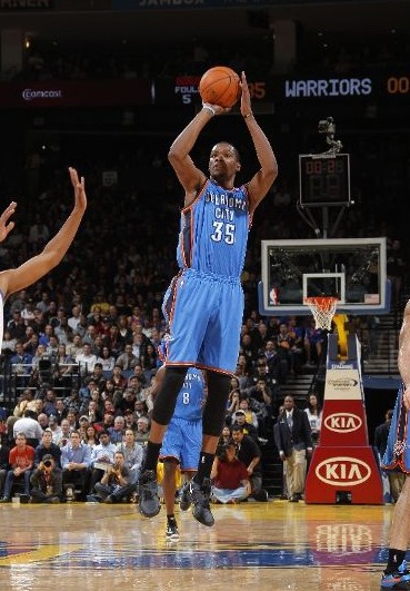 中超赛场争议判罚：VAR引发讨论,