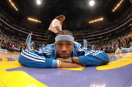 有惊无险，小麦和孔蒂所乘飞机警告灯误报导致飞机迫降