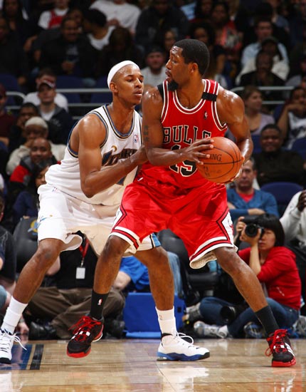 基恩曾因记者手机没有静音而发火，但录节目时他的手机也响了